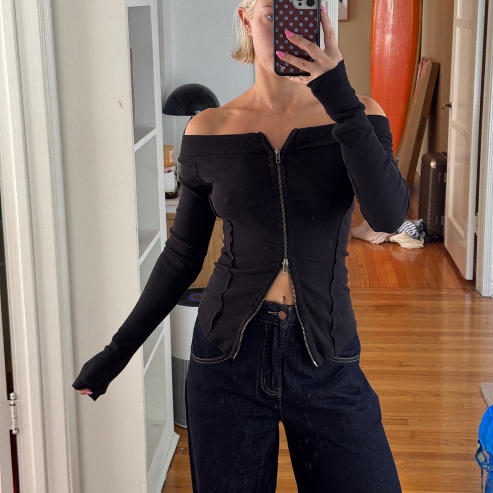 Off shoulder zip up long sleeve black top